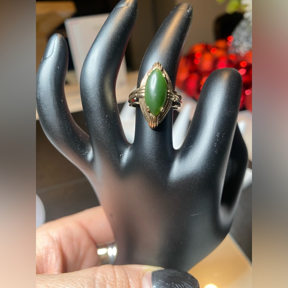 Vintage gorgeous natural Organic jade set in 10k gold.
Size 7 - Picture 6 of 8
